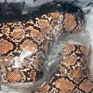 Beautiful Devyn Lulus! size 6.5 never used still in box!